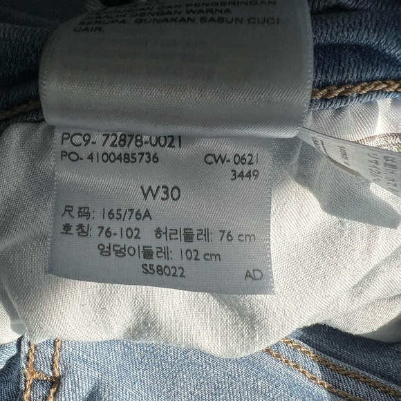 Levi’s Hi-rise Shorts med blue wash size 30 Waist with 11” rise jean shorts. - Picture 8 of 9